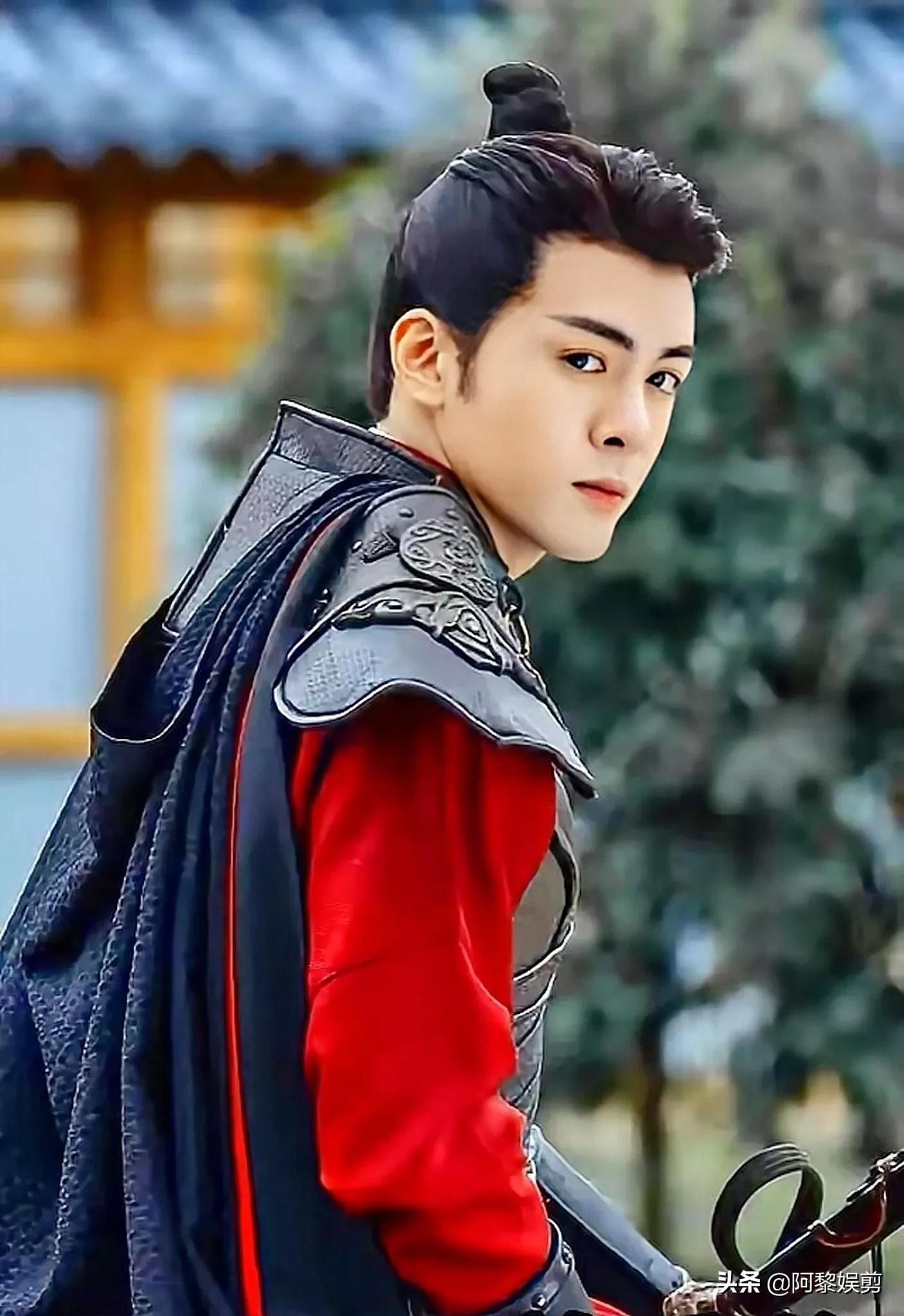 男明星穿铠甲VS女明星穿铠甲