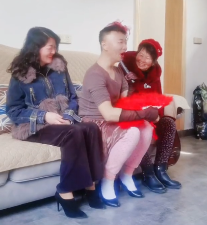 爱表演的生哥：模仿老太太走红圈粉400万，被赞“第二个宋小宝”