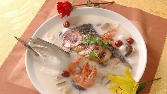 鱼肉是癌症的“发物”吗？医生提醒：应该撤下餐桌的，是这5物