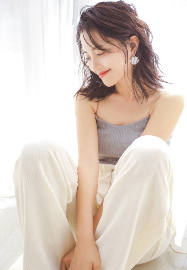 包文婧：吊带背心居家美拍，清新靓丽