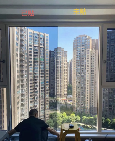 夏天家里热，往窗户上贴层膜，隔热好又隐蔽，窗帘都省了