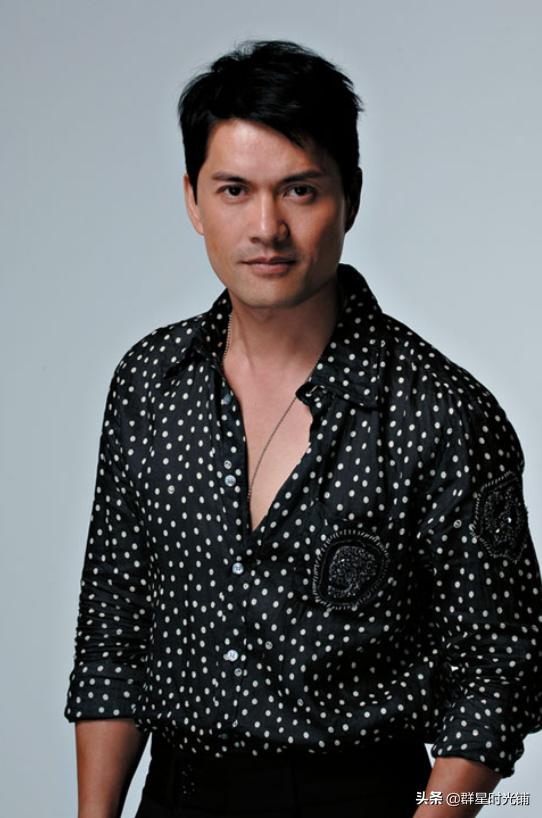 演员吕良伟：离过两次婚，欠债2000万时，三婚娶了一位贵州姑娘