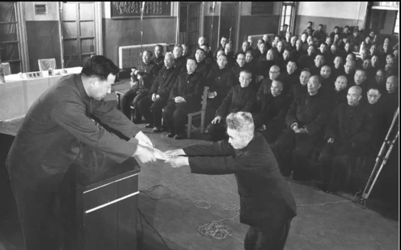 文强获特赦后到美国访友，得知台湾有100万美金可领，他果断拒绝