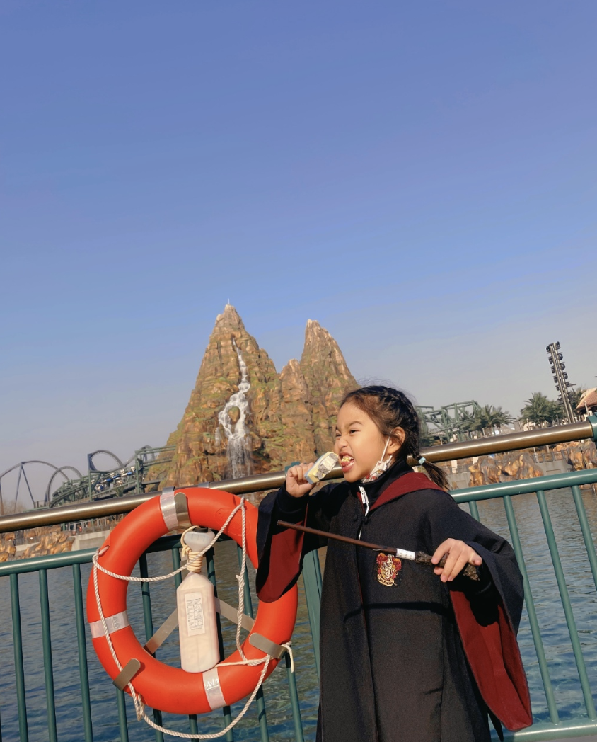 包贝尔环球影城度假，回应柳岩事件后好心情不减，饺子穿吴京同款