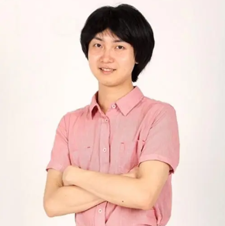 2005年“背母上学”的男孩，29岁时变性为刘婷，当选国际选美女郎