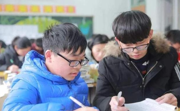 双减后的第一个寒假，学校要求学生签不补课承诺书，家长：难为人