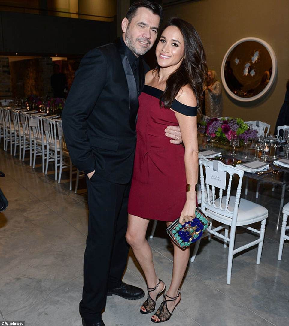 做代言人时顺走的高跟鞋，梅根还在拍订婚照时穿？网友：非常像