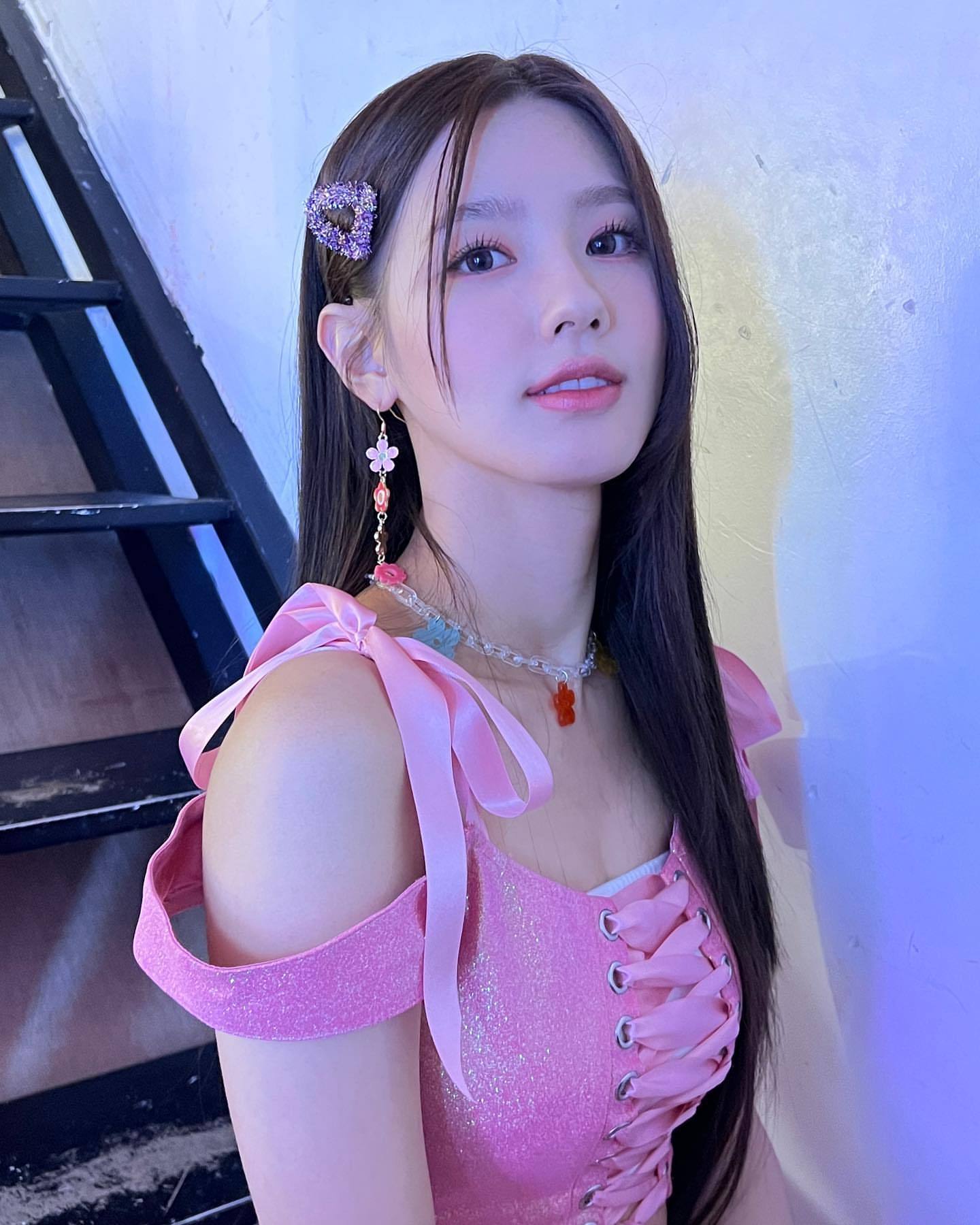 gidle赵美延晒与宋雨琦合照秀出白皙肌肤展现可爱魅力