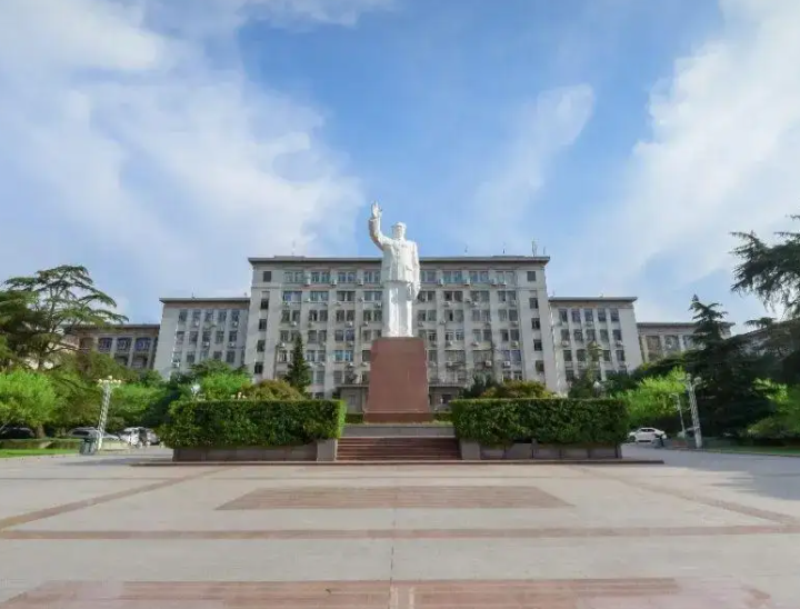 这所大学“真豪横”，设有37个食堂和5个地铁站，是上学还是享受