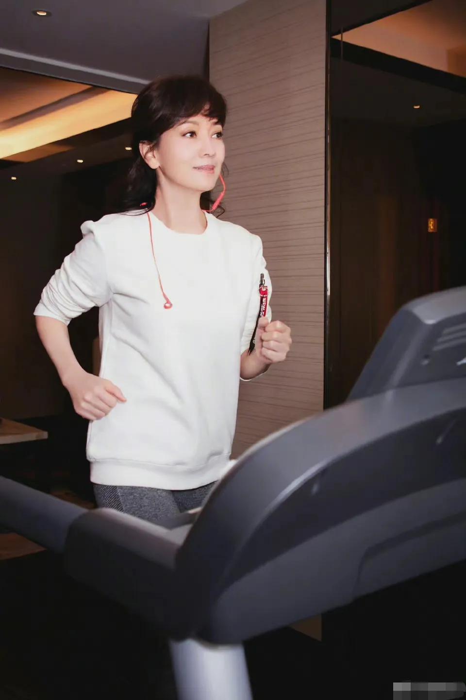 赵雅芝、陈数、殷桃等一众大龄女星，如何保持身材，做法值得学习