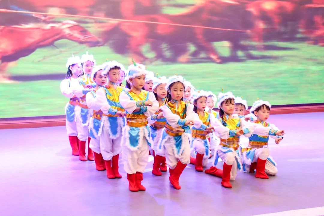 天府新区华阳实验小学举行“童星耀五月·艺术绽花开”群舞比赛