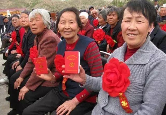 农民每月200元养老金够吗？专家建议提高农民养老待遇，农民叫好