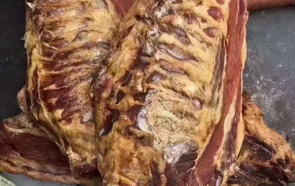 烟熏排骨怎么做好吃（4步学做风味十足的烟熏腊排骨）