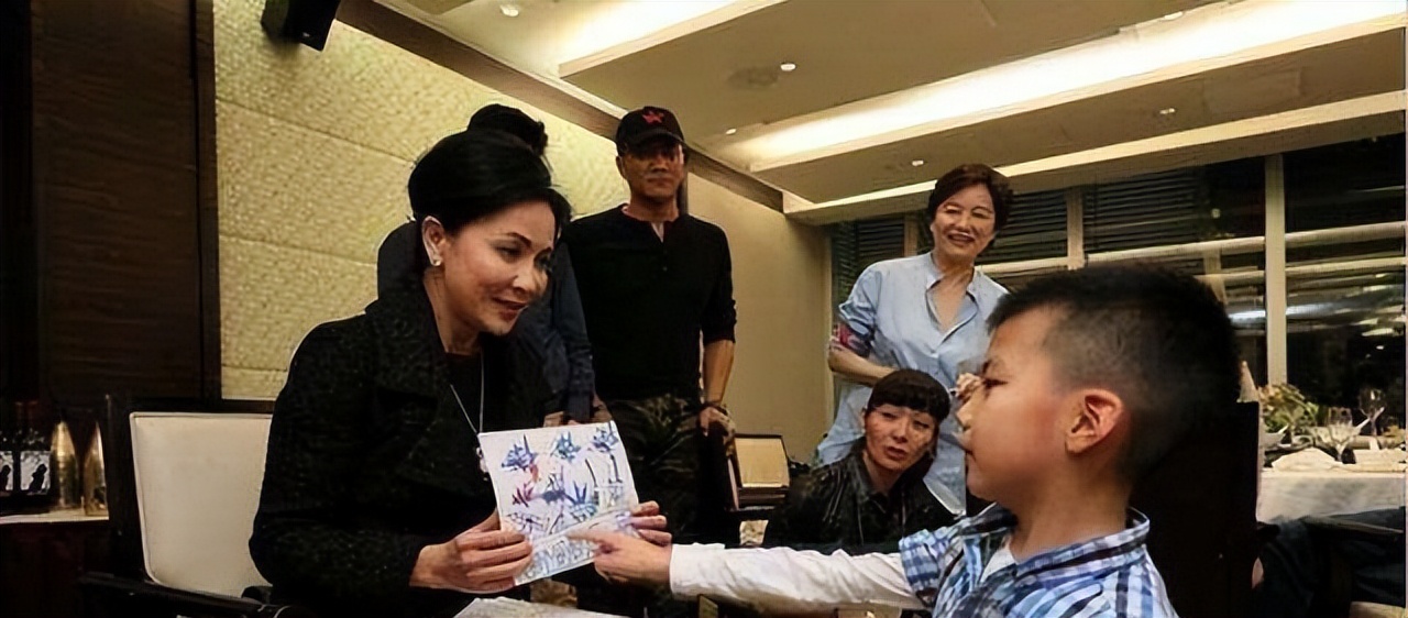 “壕无人性”五位女星：张柏芝理一次发一万多，刘嘉玲身价超8亿