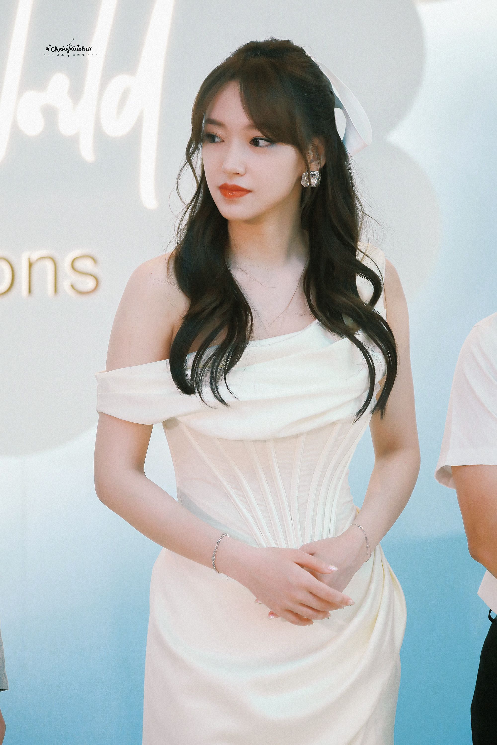 程潇白色露肩长礼服活动照合集