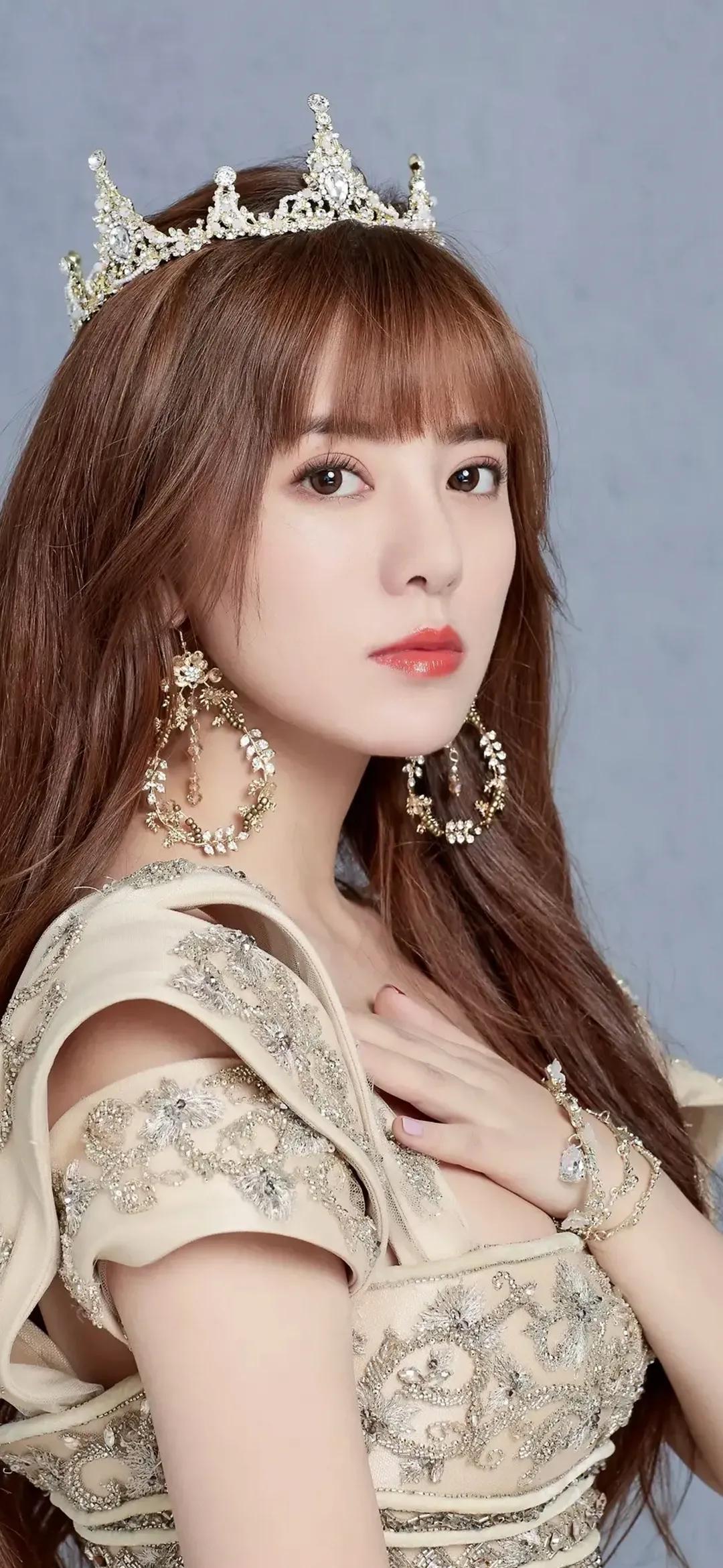 "隐形富婆"阿兰:手戴亿万天珠,21岁打败王菲,在日本比肩成龙