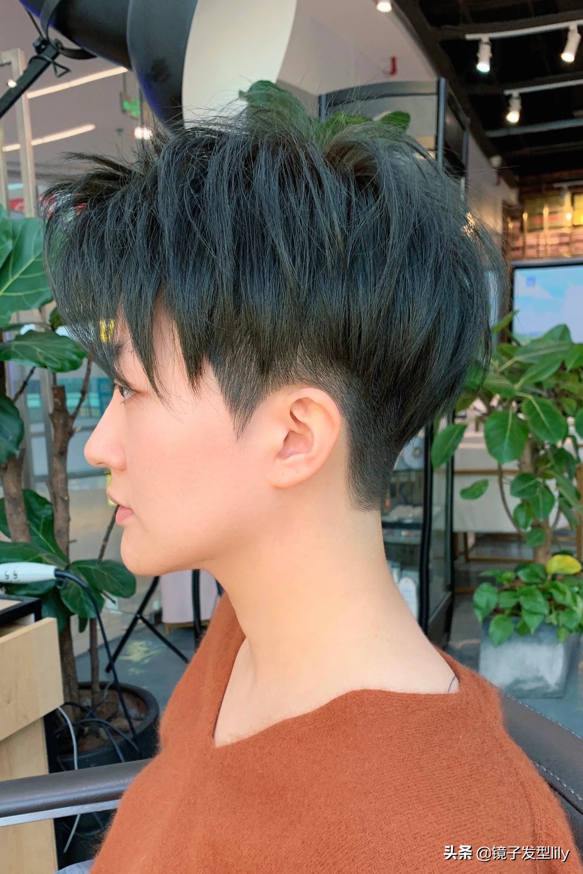 的衣服,换上了轻薄的外套,是不是也想把你的厚重长发换成清爽短发呢