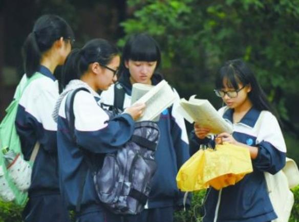 2022浙江首场高考开考，学霸走出考场表示，答案出来前我都是满分