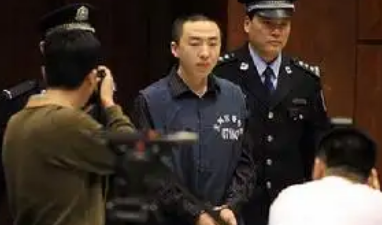 2006年，许霆因ATM机故障多取17万，被判无期后不服，重审改判5年