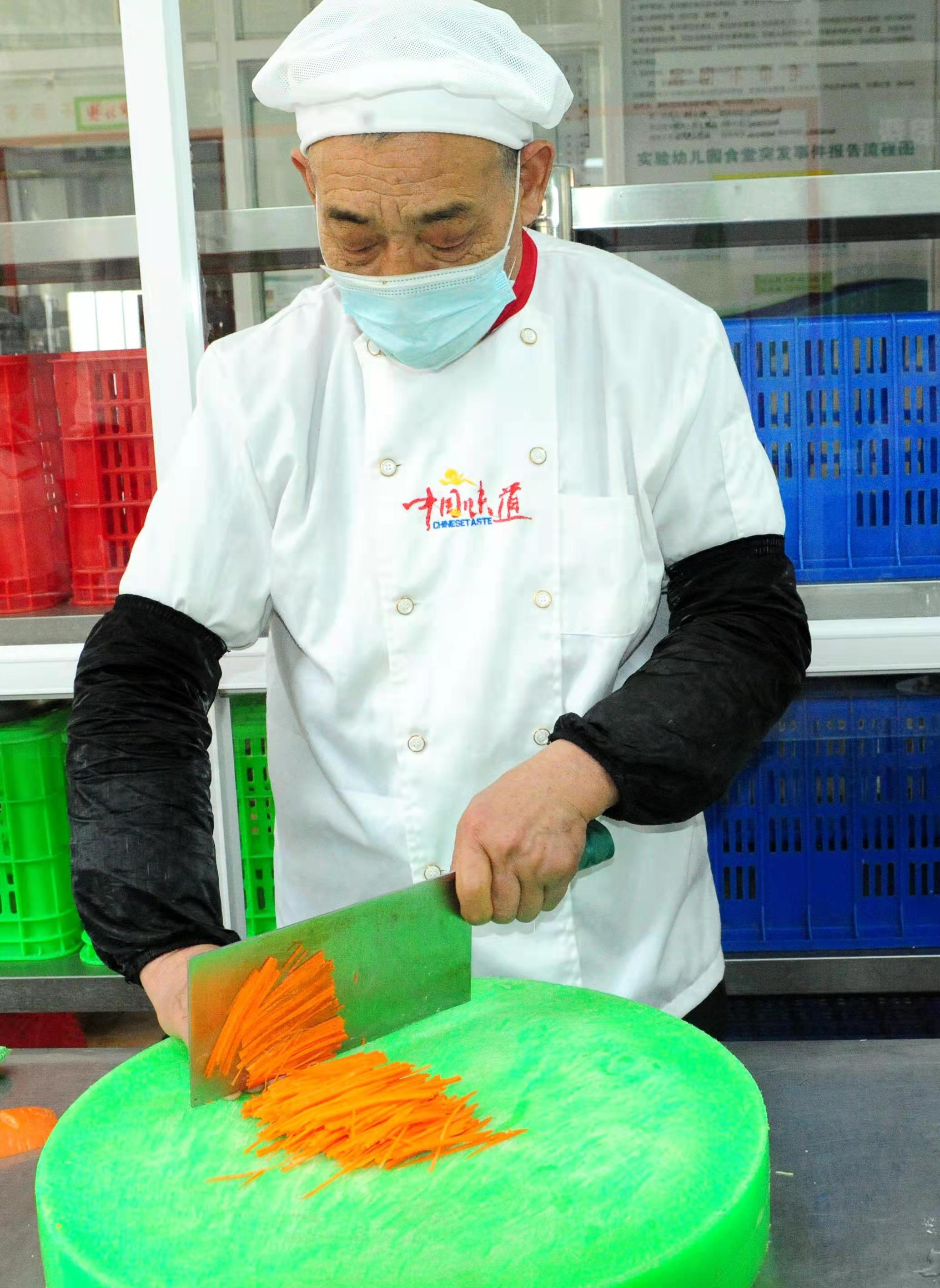 磨炼厨艺 助力成长——淅川县实验幼儿园餐厨人员厨艺大比拼活动