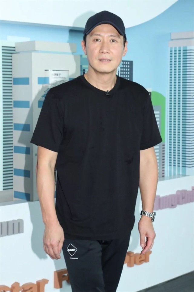 黎明人到中年也不油腻，穿一身黑色风采依旧，英俊的气质十分显著