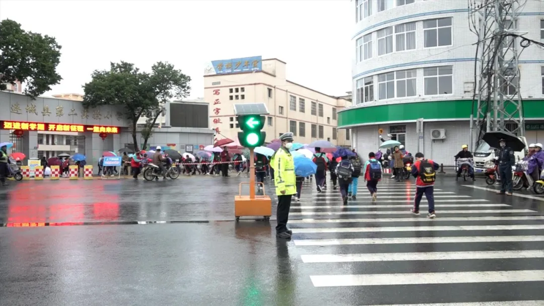 春季開學第一天 連城交警全力護學保平安