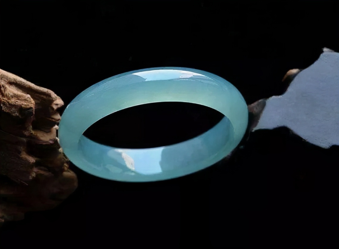 翡翠蓝水种值钱吗(详解蓝水翡翠的行情和样式)