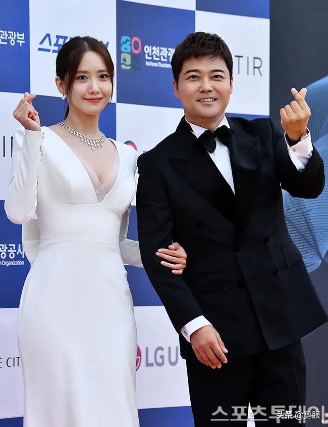 林允儿参加第一届青龙系列剧颁奖红毯造型，太惊艳了