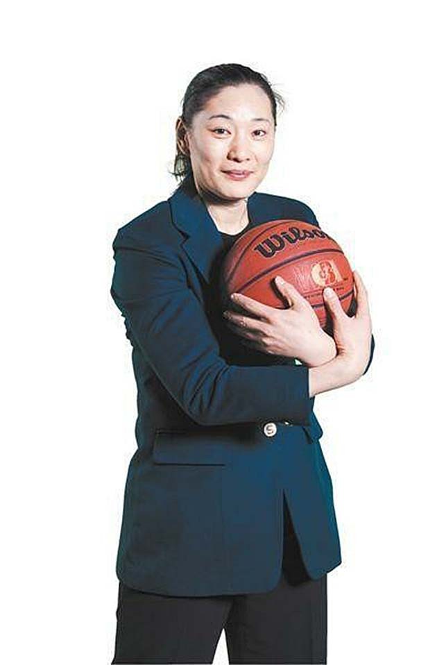 女篮李昕和巩晓彬合影(中国篮球金童玉女巩晓彬李昕,9年前恋爱无结果