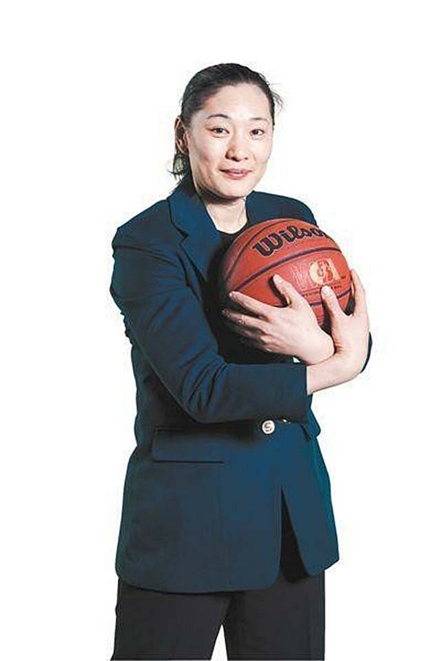 女篮李昕和巩晓彬合影(中国篮球金童玉女巩晓彬李昕，9年前恋爱无结果，最后各自嫁娶)