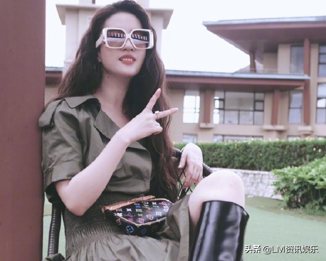 刘亦菲穿长靴戴墨镜魅力十足又美又飒