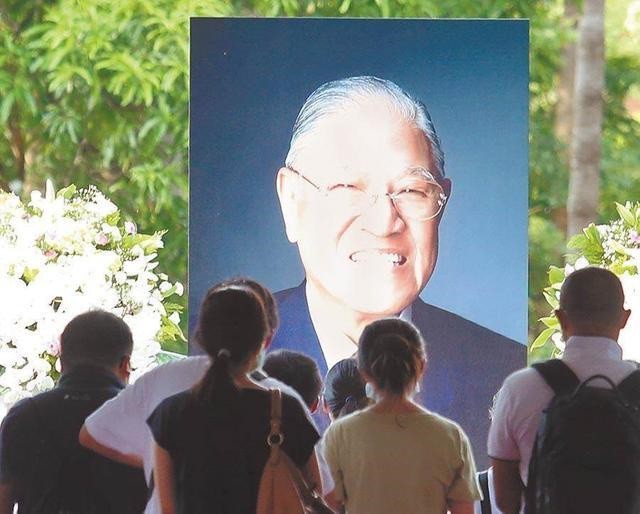 2020年李登辉遗体火化，女子当众泼其肖像油漆：死有余辜