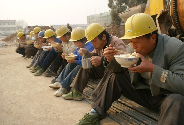 24岁外国女大学生倒追45岁农民工，今已成婚生子，计划在成都买房