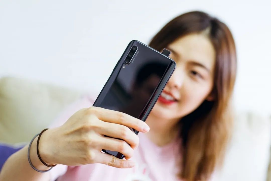 手机里面根本没有这个大块头的容身之地，但是这一次，不太一样了