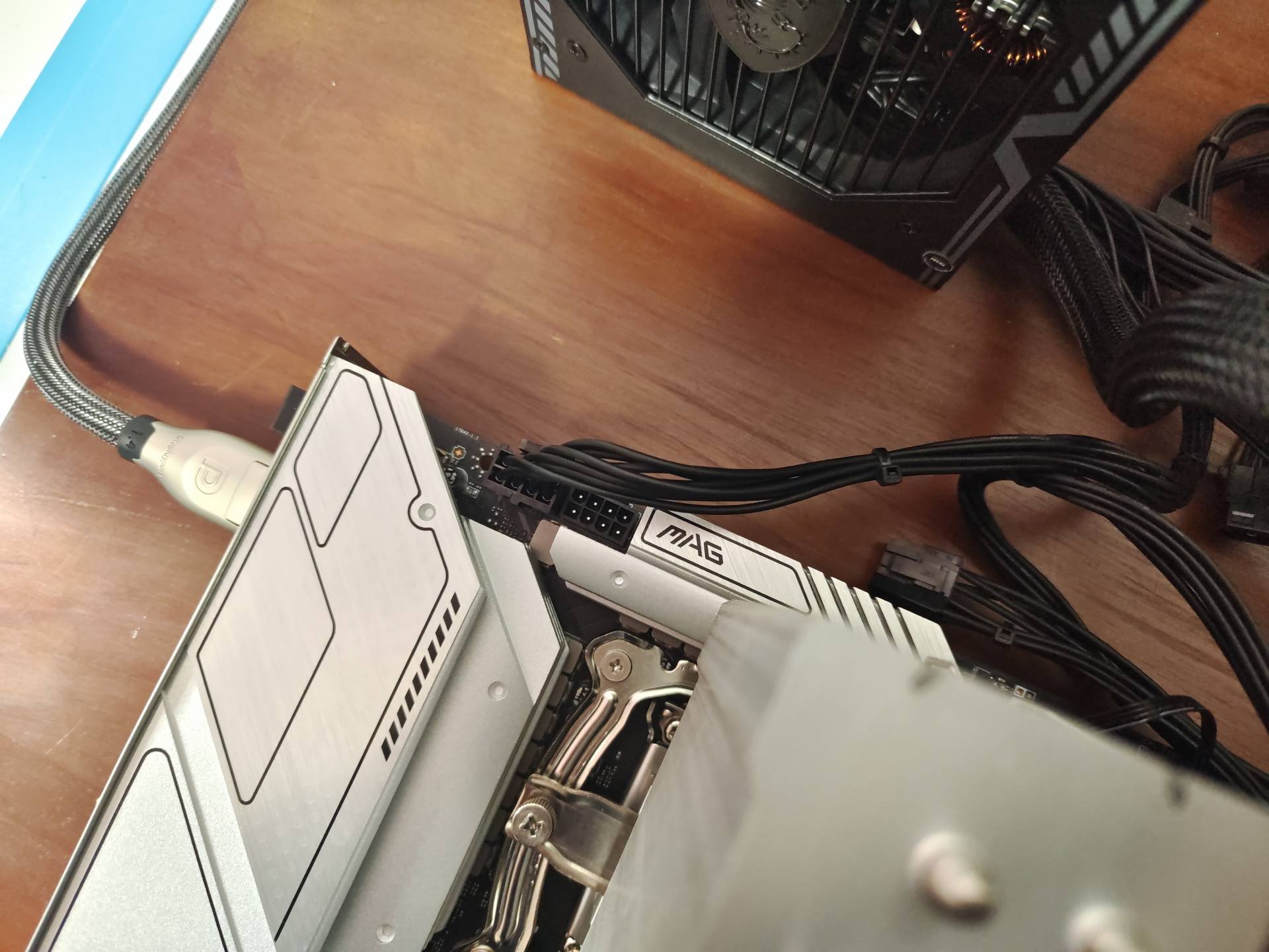 主板自带M.2散热片是鸡肋？看看B660迫击炮+PCIe4.0固态上机实测