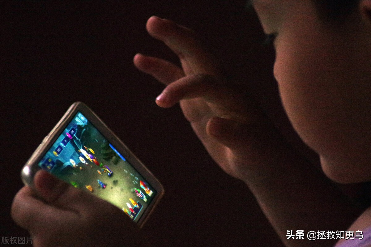 熊孩解锁手机充值游戏只需一片透明胶，学会这几招确保财产安全