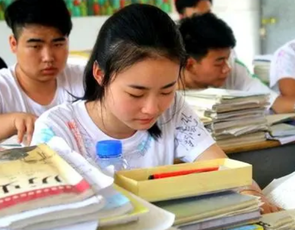 高考当天为啥不能穿校服？过来人说出答案，防止作弊只是一方面