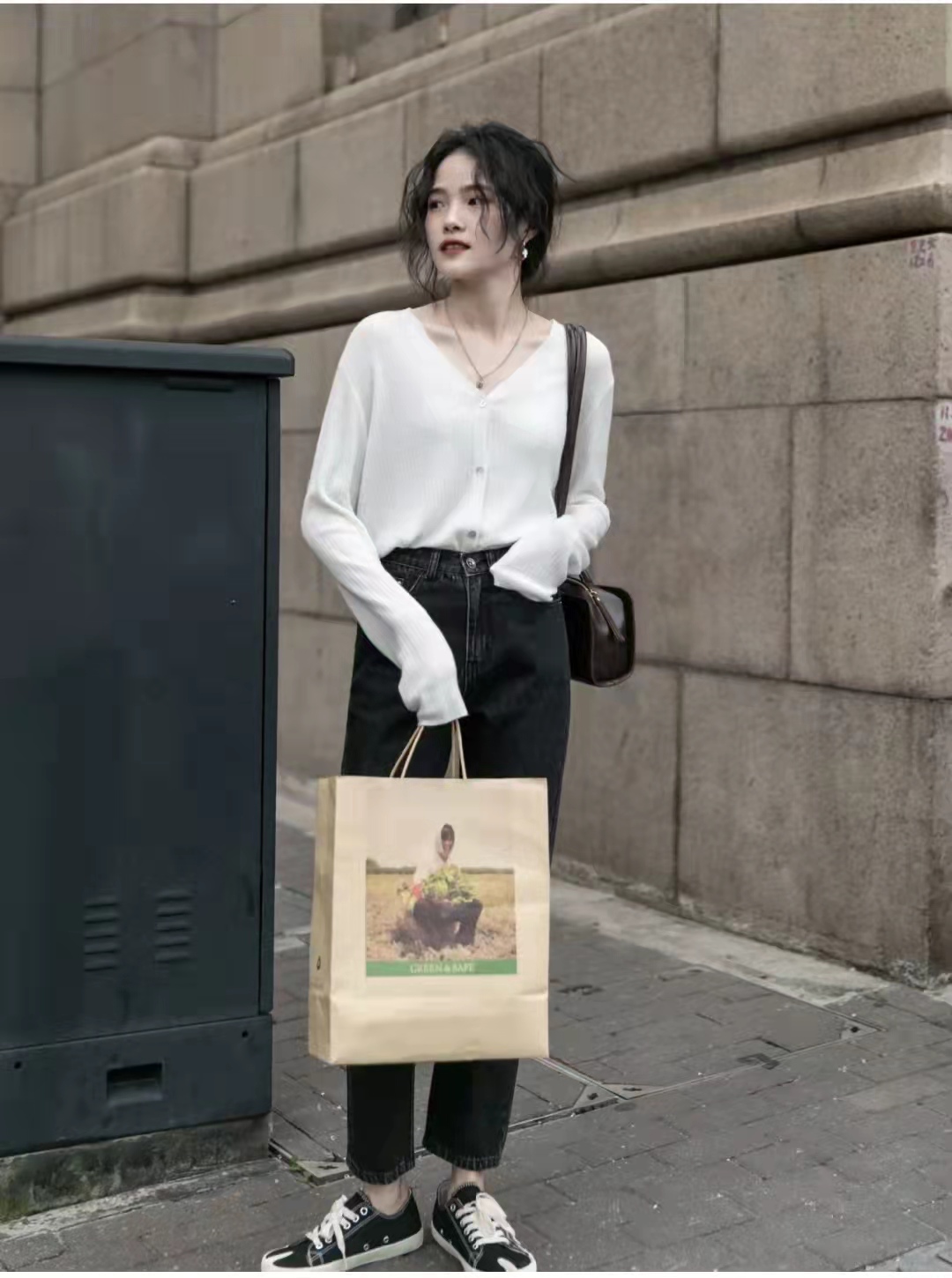 白色开衫配什么颜色内搭(白色开衫怎么搭配最好看)