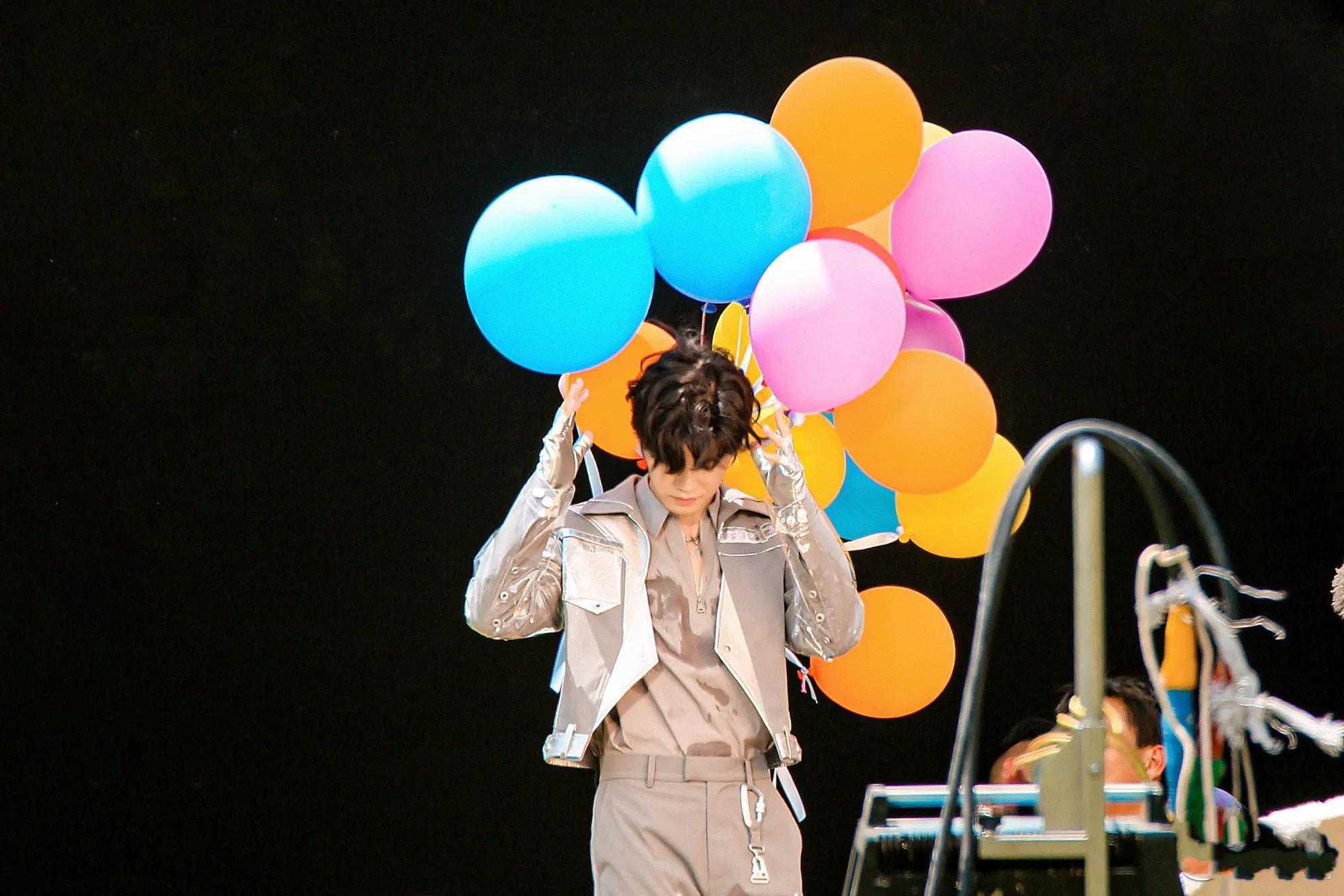 #任嘉伦#嗨放派~嘉伦热晕了快