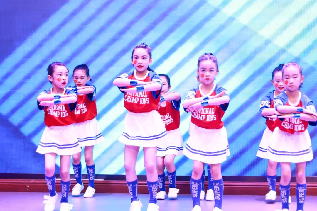 天府新区华阳实验小学举行“童星耀五月·艺术绽花开”群舞比赛