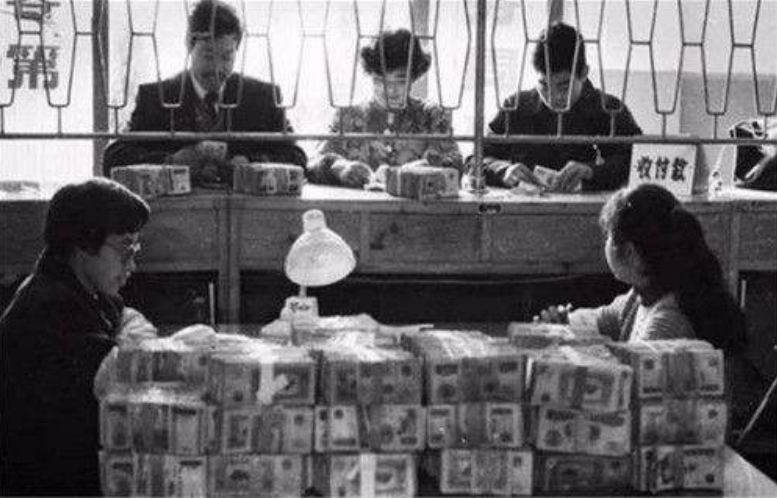 32岁女会计汤兰英：70年代贪污4万，包养7个情夫，最终被情夫举报