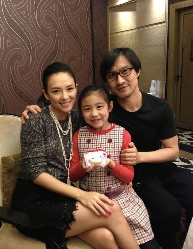 章子怡卡点晒全家福为继女庆生，16岁小苹果模样清纯被赞像陈妍希