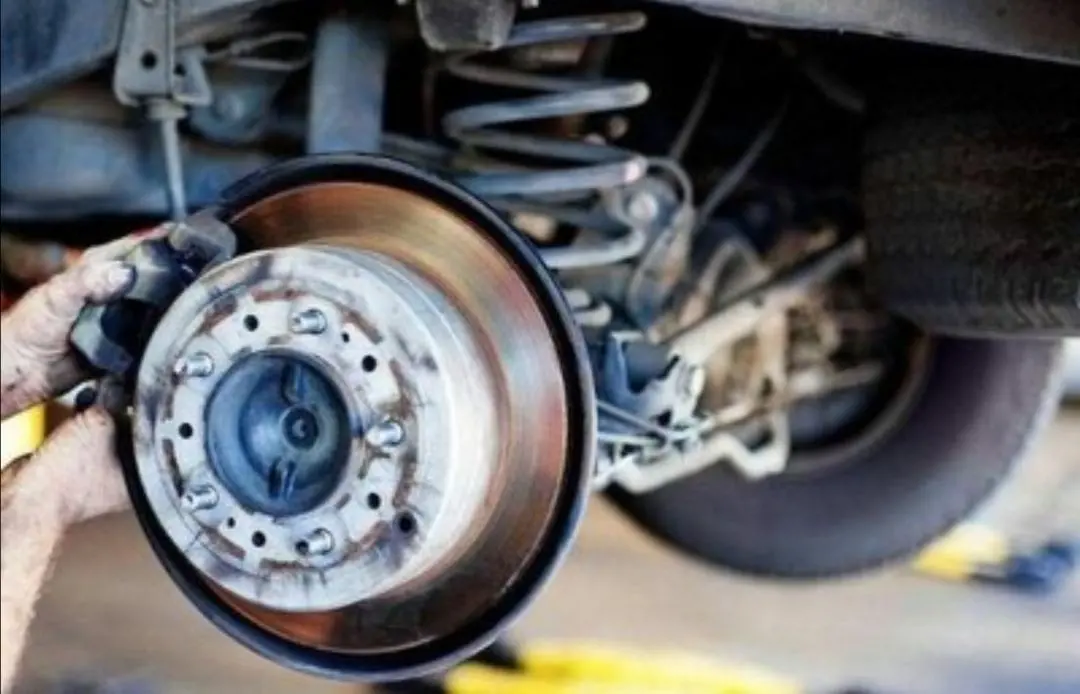 汽车刹车盘磨损到什么程度应该更换？