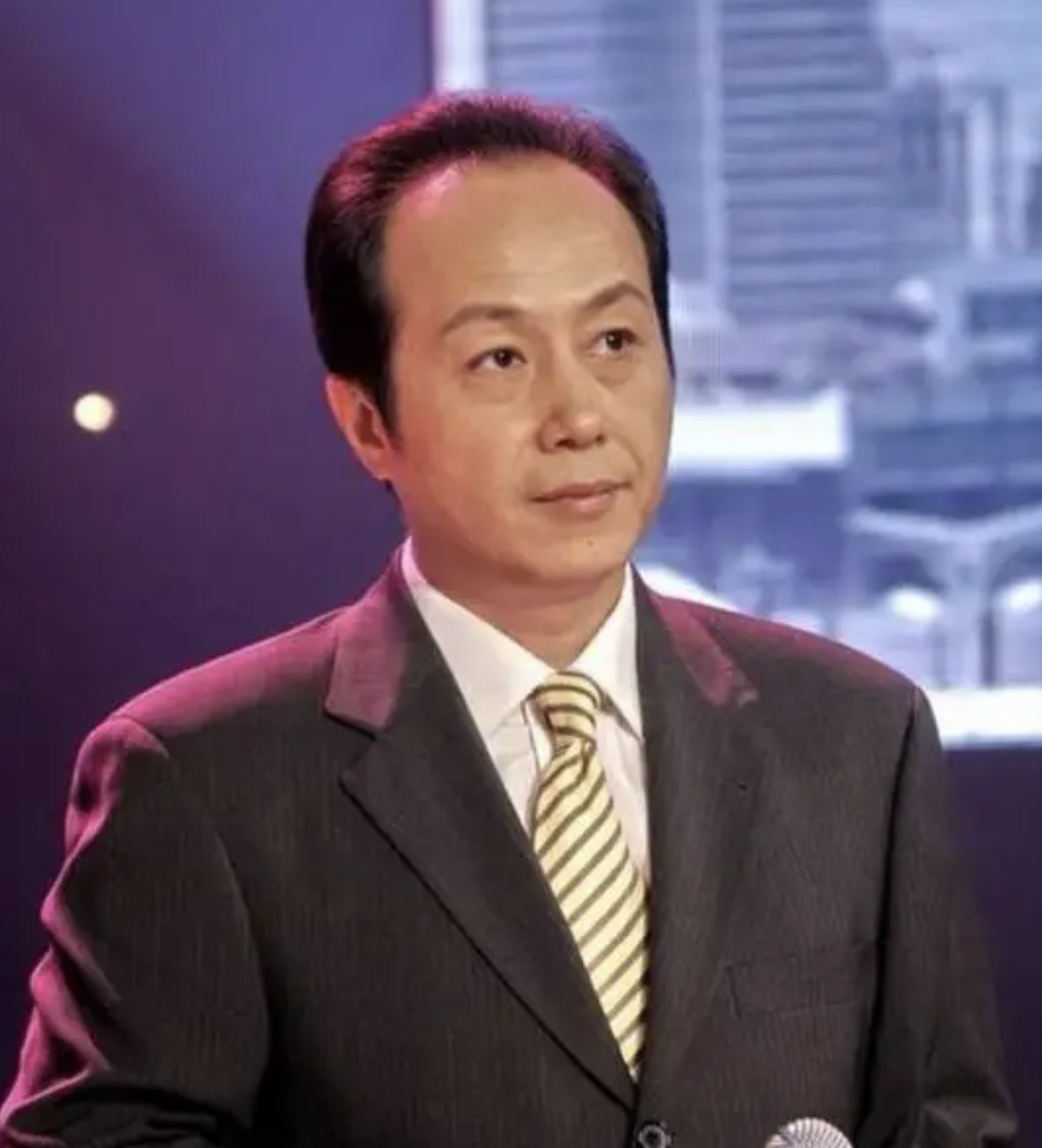 香港回归25周年，央视主持敬一丹晒97年直播旧照，缅怀罗京引泪目