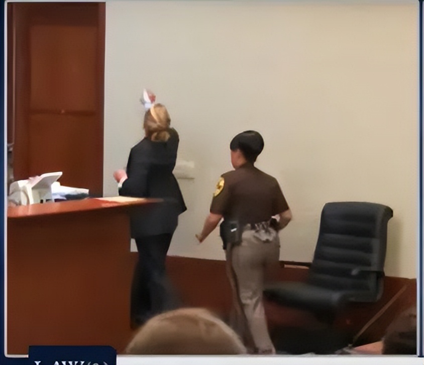 德普前妻花4000万请的顶级律师偷偷哭了，不认同也要硬着头皮辩护