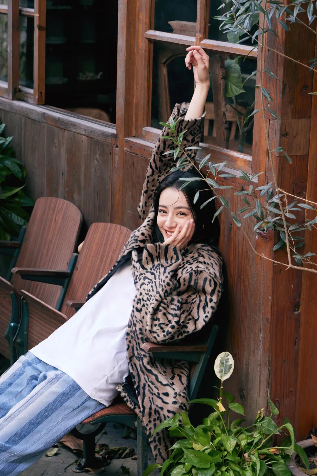 三大顶流的豹纹battle，迪丽热巴休闲惬意，赵丽颖杨幂一言难尽