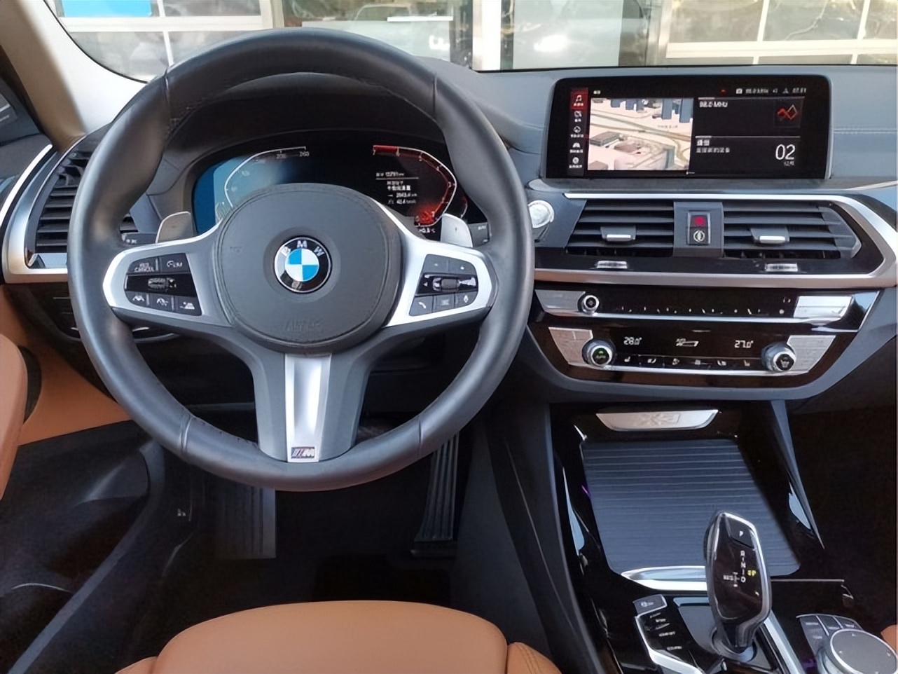 花46万买宝马X3，当众展示发动机，拿出“车雨衣”时邻居忍俊不禁