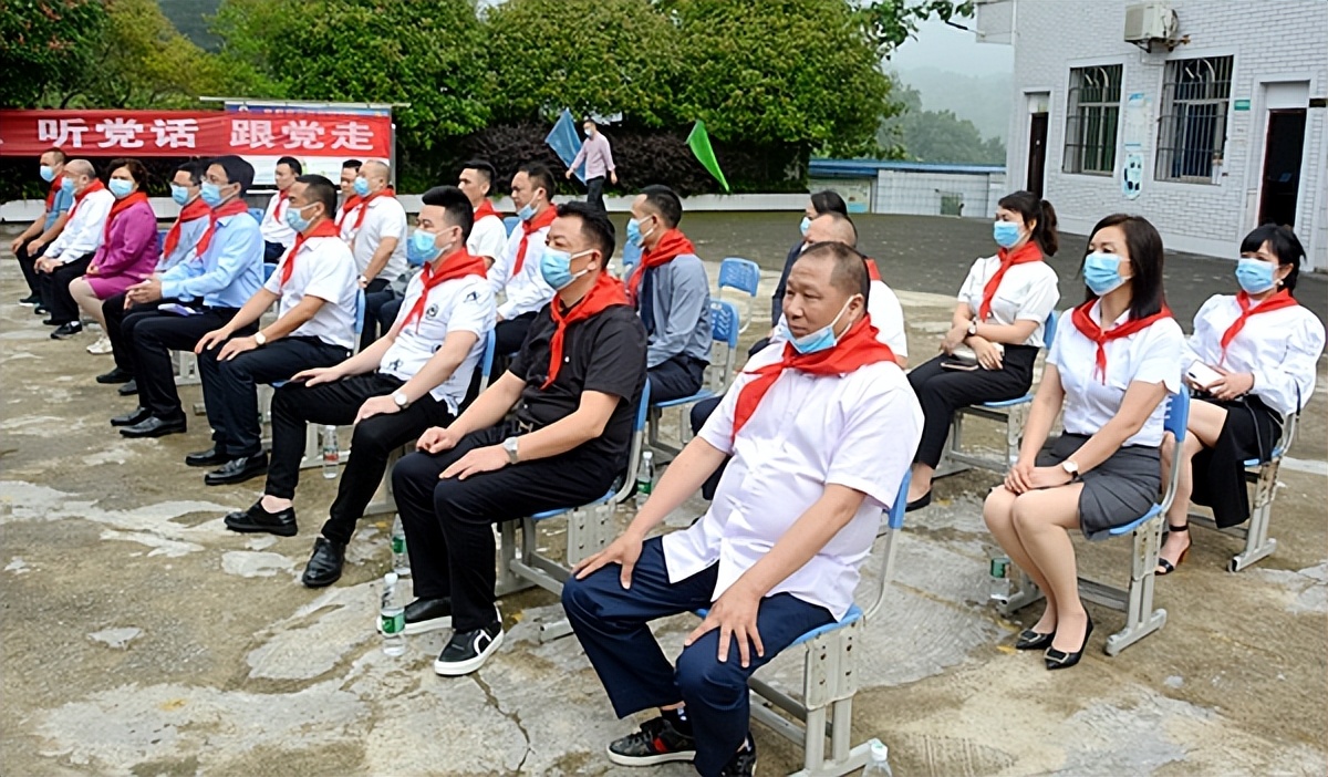 涪陵区餐饮（商）协会、文娱协会联合开展六一献爱心活动