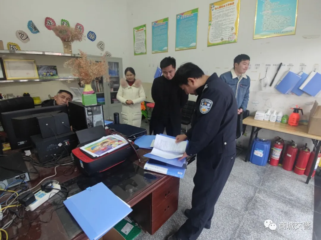 商城交警联合教育部门开展冬季校车安全大检查
