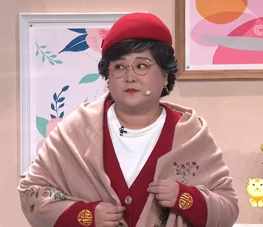 贾玲小品口碑差强人意，全是谐音梗，张小斐湖绿色外套意外火了